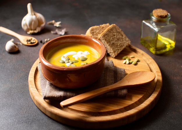 Comida de inverno com sopa cremosa de vegetais