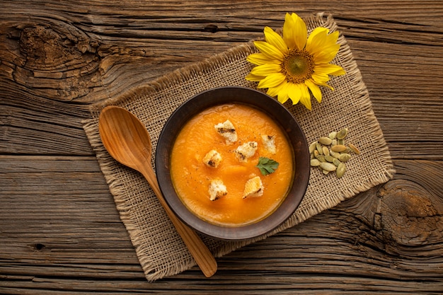 Comida de outono e girassóis em tecido de serapilheira