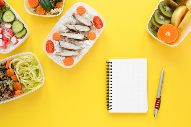 Comida de vista superior em fundo amarelo