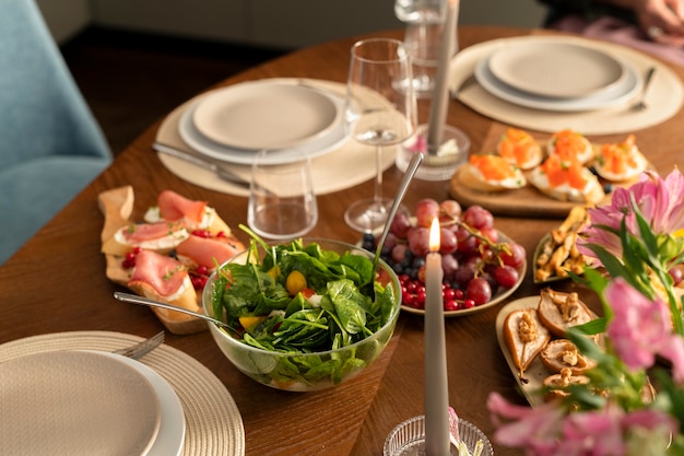 Foto grátis comida deliciosa de alto ângulo na mesa