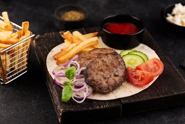 Comida deliciosa de alto ângulo na placa de madeira