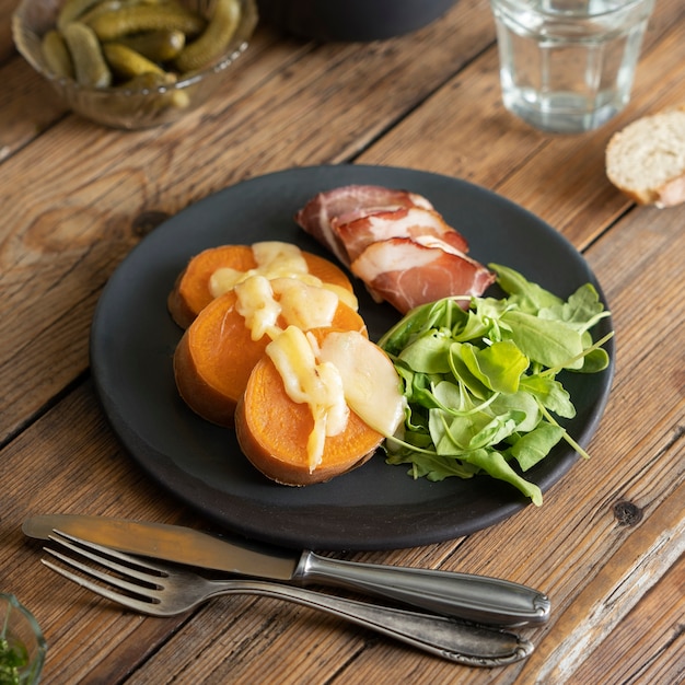 Foto grátis comida deliciosa de alto ângulo no prato