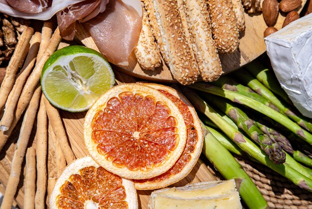 Comida deliciosa de piquenique. uma variedade de lanches para recreação ao ar livre de perto.