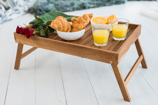 Comida deliciosa e flores na mesa de café da manhã