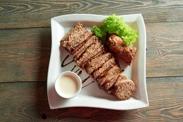 Comida deliciosa na mesa de madeira