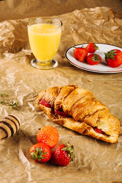 Foto grátis comida deliciosa para café da manhã em papel de cera