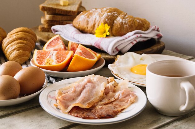 Comida diferente para o café da manhã na mesa