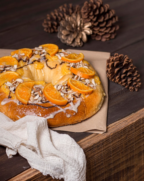 Comida do dia da epifania com fatias de laranja e pinha