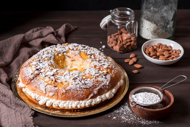 Comida do dia da epifania de alto ângulo com variedade de ingredientes