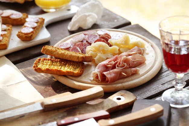 Comida e bebida na mesa