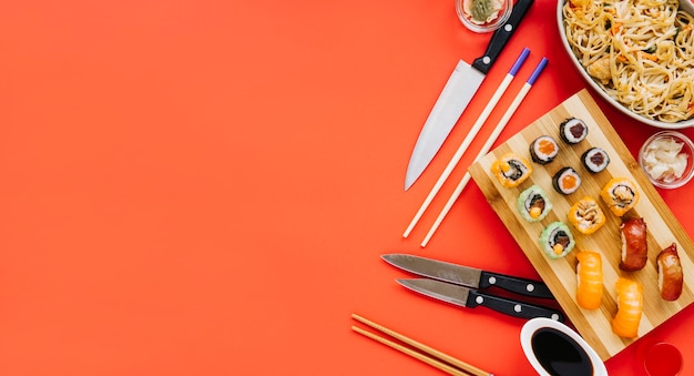 Foto grátis comida e utensílios japoneses