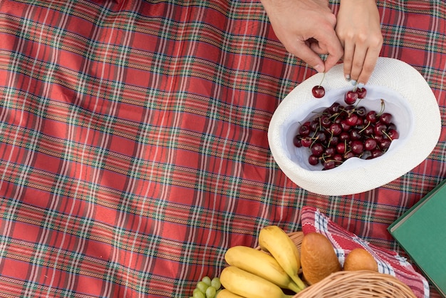 Foto grátis comida em um cobertor de piquenique