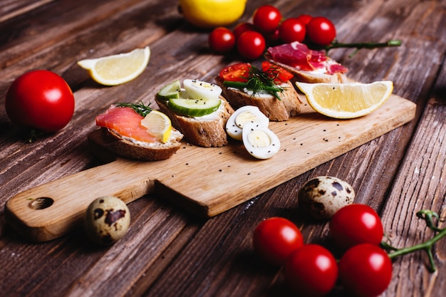 Comida fresca e saudável. Snack ou almoço idéias. Pão caseiro com queijo, abacate