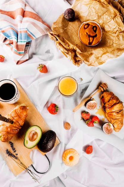 Comida gostosa para o café da manhã no fundo branco