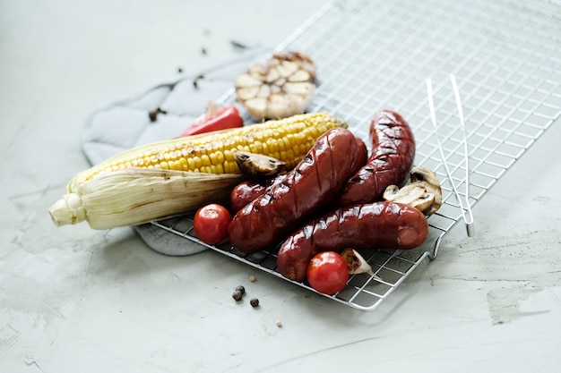 Foto grátis comida grelhada em uma bandeja