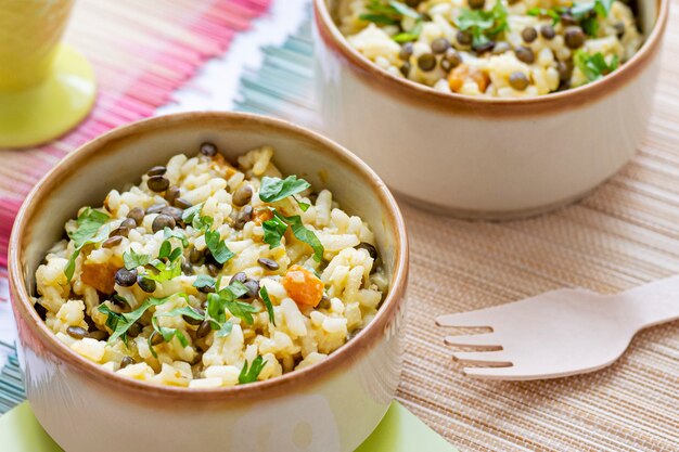 Comida infantil de risoto de abóbora, com lentilhas verdes