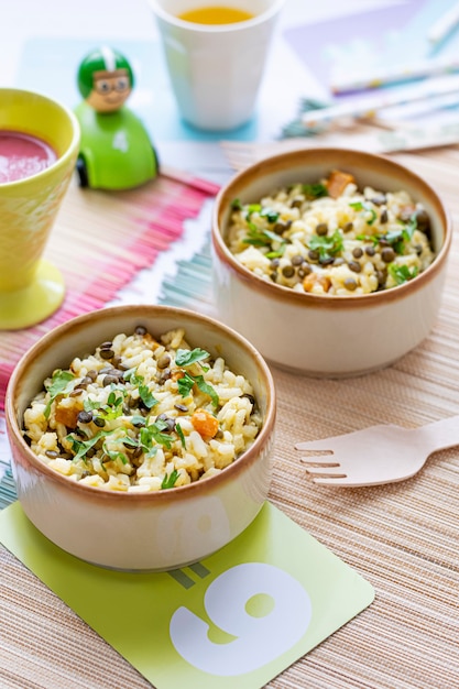 Comida infantil de risoto de abóbora, com lentilhas verdes