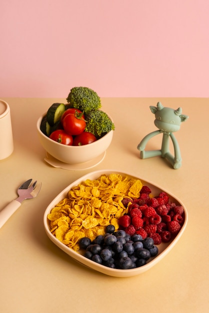 Foto grátis comida infantil deliciosa de alto ângulo no prato