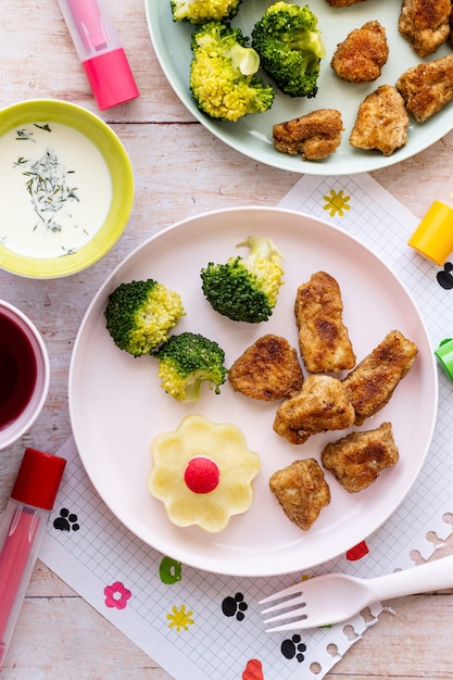 Comida infantil, nuggets de frango e brócolis