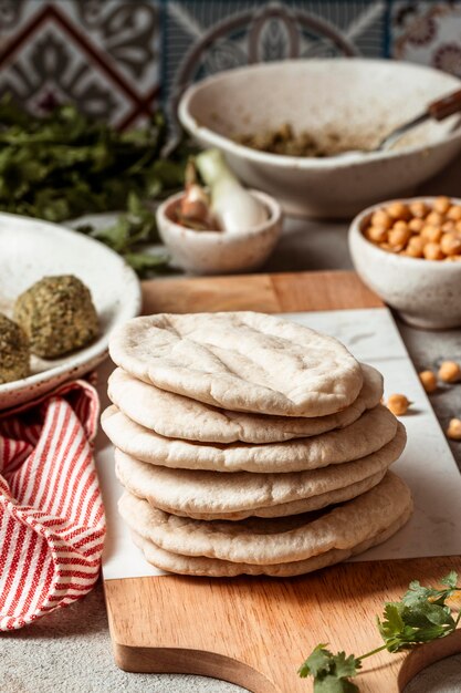 Comida judaica tradicional deliciosa de alto ângulo