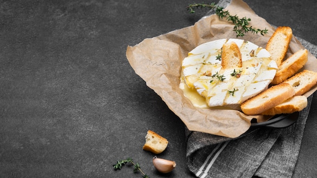 Comida local saborosa de alto ângulo com espaço de cópia