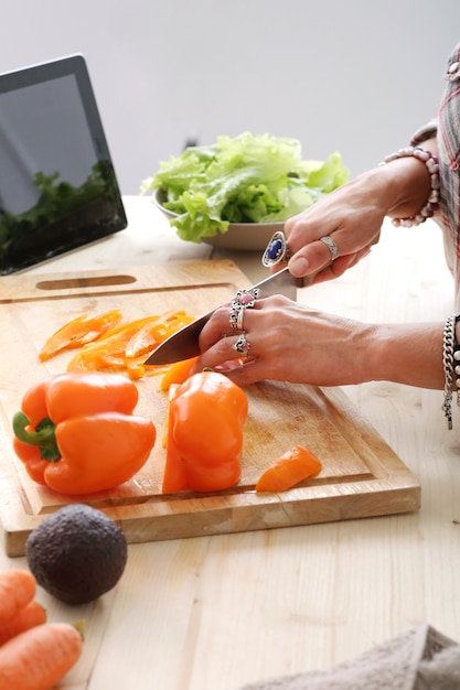 Comida. menina na cozinha