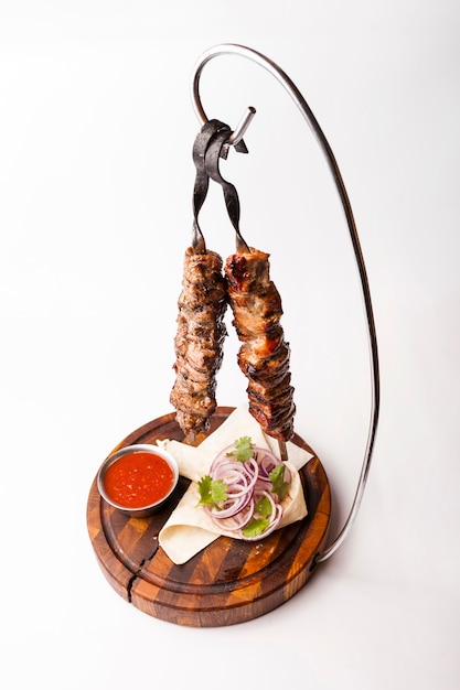 Churrasco Kebab Placa Metal Vetor Enferrujado Pedaços Carne Tomate Espetos  imagem vetorial de Seamartini© 449054310