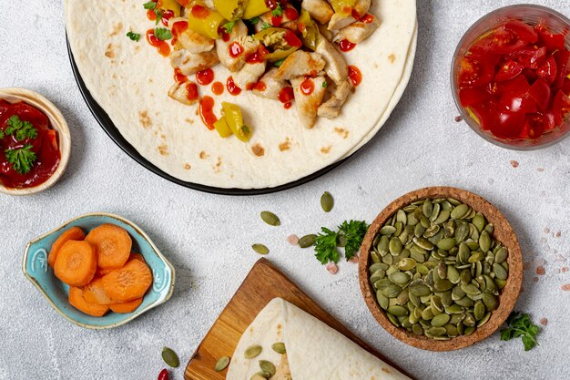 Comida mexicana e burrito perto de vegetais e sementes de cardamomo