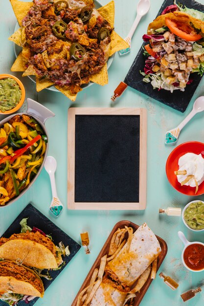 Comida mexicana e quadro-negro sobre fundo azul