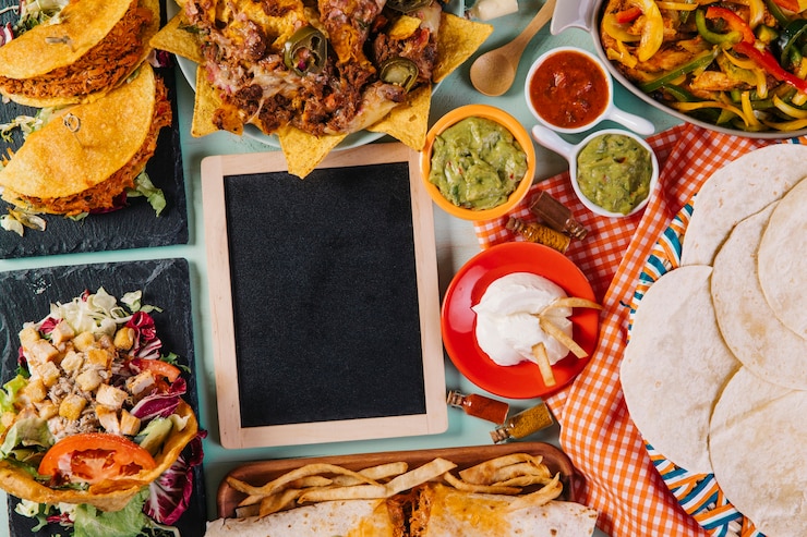 Foto grátis comida mexicana e toalha de mesa perto do quadro-negro