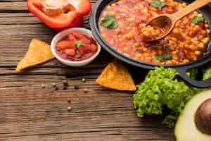 Foto grátis comida mexicana fresca com molho na mesa