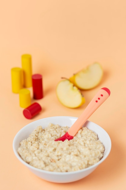 Comida para bebê com fatias de maçã