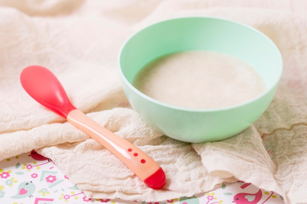 Comida para bebé de alto ângulo com colher