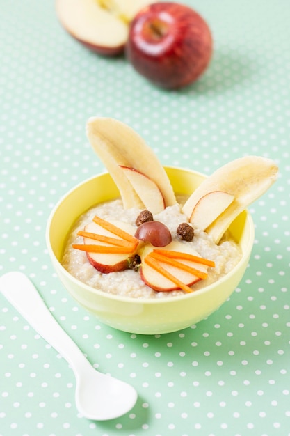 Foto grátis comida para bebé de alto ângulo com maçã