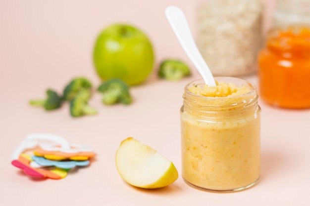 Comida para bebé em arranjo jar