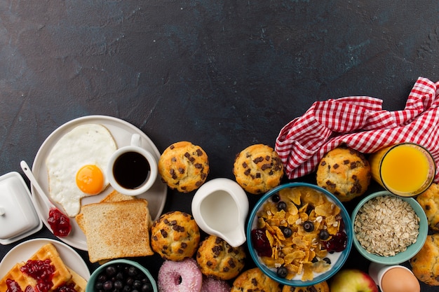 Comida para café da manhã e tecido de xadrez