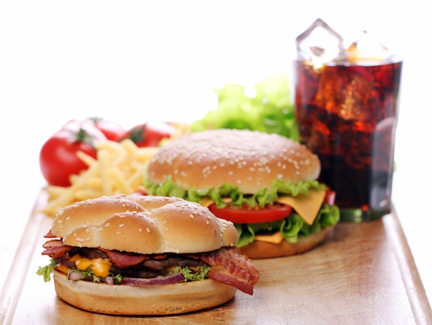 Comida rápida em cima da mesa