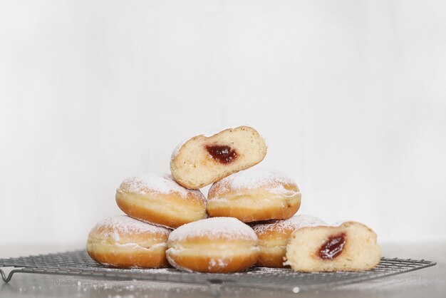 Comida. Rosquinhas recém-assadas na mesa