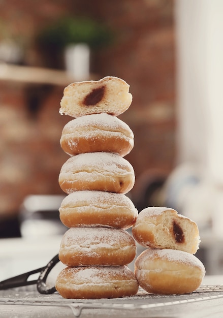 Comida. Rosquinhas recém-assadas na mesa