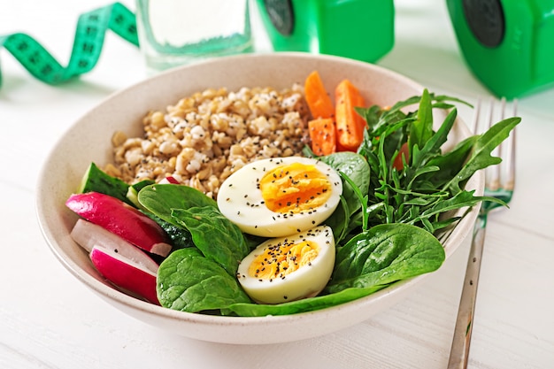 Comida saudável conceito e estilo de vida esportivo. Almoço vegetariano. Café da manhã saudável. Nutrição apropriada.