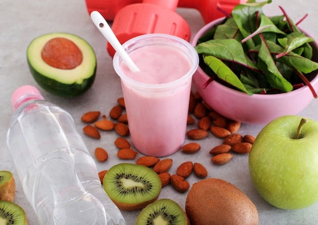 Foto grátis comida saudável, halteres e garrafa de água