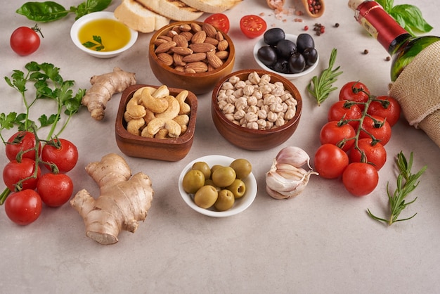 Comida saudável. legumes, limão e grão de bico na superfície de concreto, comida vegetariana ou conceito de cozinha mediterrânea, copie o espaço. frutas, legumes, grãos, nozes, azeite de oliva na mesa de madeira.