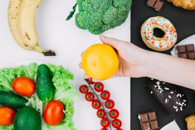 Foto grátis comida saudável vs alimentos pouco saudáveis