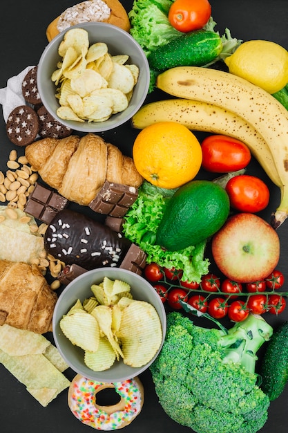 Foto grátis comida saudável vs alimentos pouco saudáveis