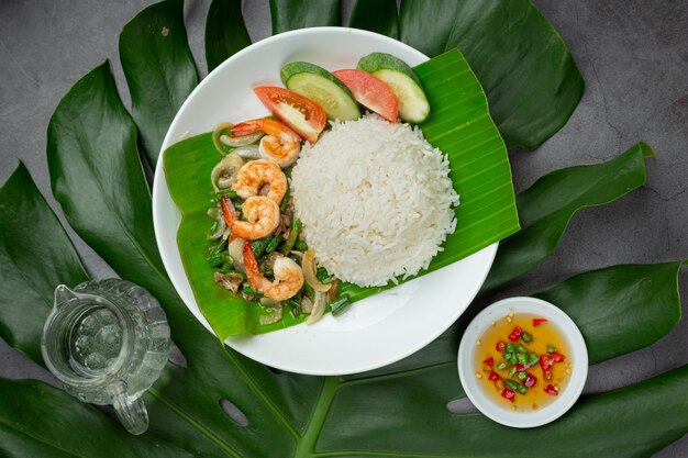 Comida tailandesa; Camarão e lula fritos cozidos com feijão comprido e arroz.