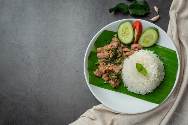 Comida tailandesa; carne de porco frita com folhas de lima kaffir servida com arroz