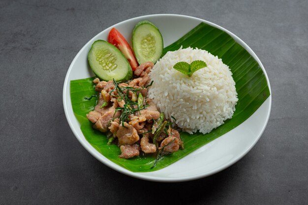 Comida tailandesa; carne de porco frita com folhas de lima kaffir servida com arroz