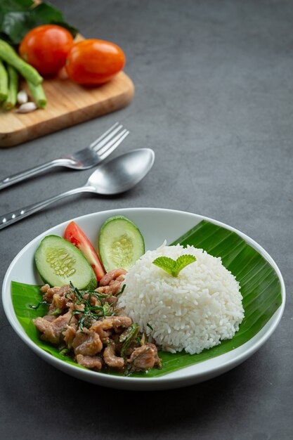 Comida tailandesa; carne de porco frita com folhas de lima kaffir servida com arroz