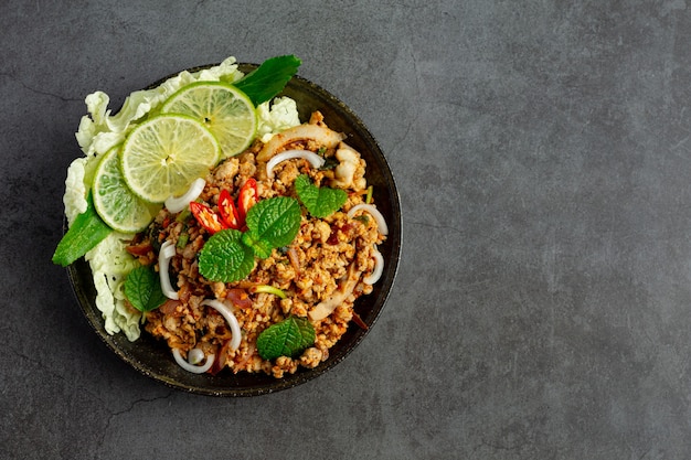 Comida tailandesa com carne de porco picada picante e acompanhamentos