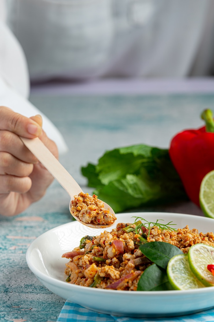 Foto grátis comida tailandesa com carne de porco picada picante e acompanhamentos